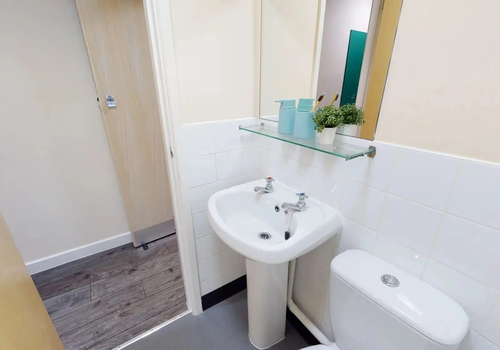 bronze-en-suite-6a16ce8c6f630